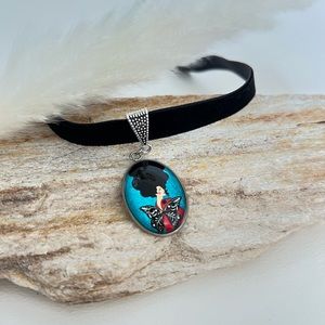 Edgy Retro Velvet Choker - Statement Vintage-Inspired Choke - Unique Fun Choker